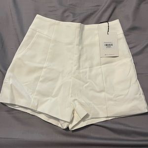 NWT Hello Molly White Shorts, size 6, never worn